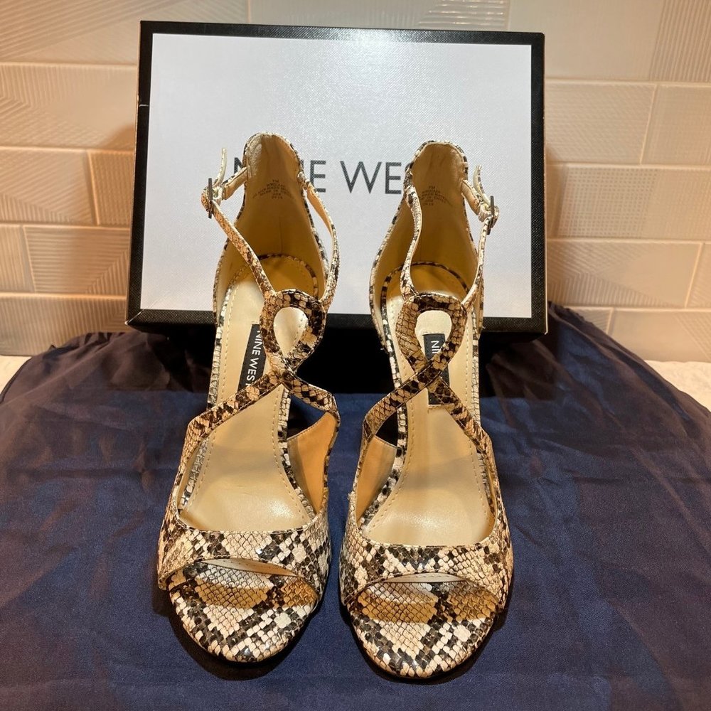 Nine West Size 7 Black/White Snake Skin Heels